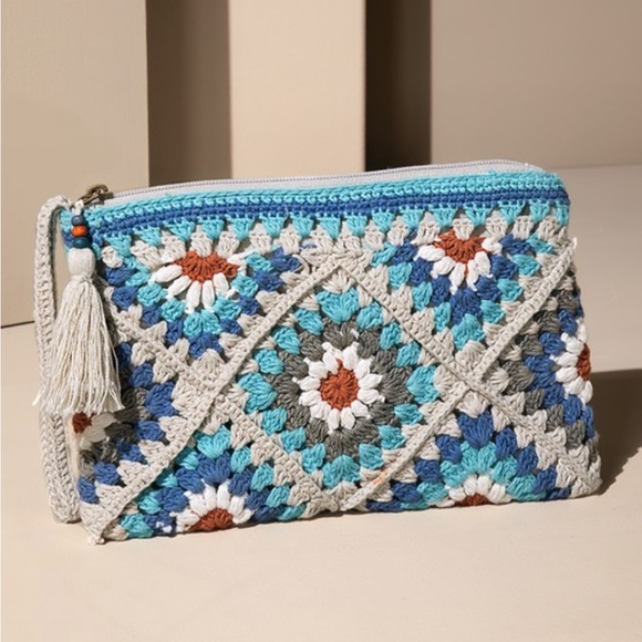 Handmade Granny Square Crochet Tile Pouch/ Clutch/ wristlet in Periwinkle blue - Picture 5 of 14